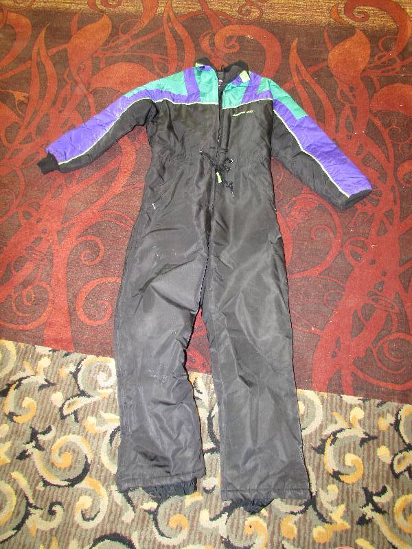 lot 400 image: ARCTIC CAT SIZE MEDIUM SNOWMOBILE SUIT
