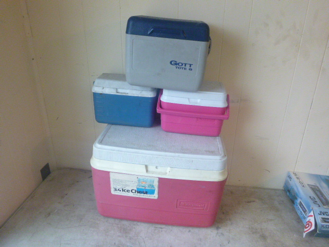 lot 6 image: 4 Coolers