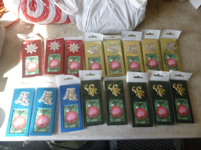 lot 69 image: 16 Holiday Picture Frames