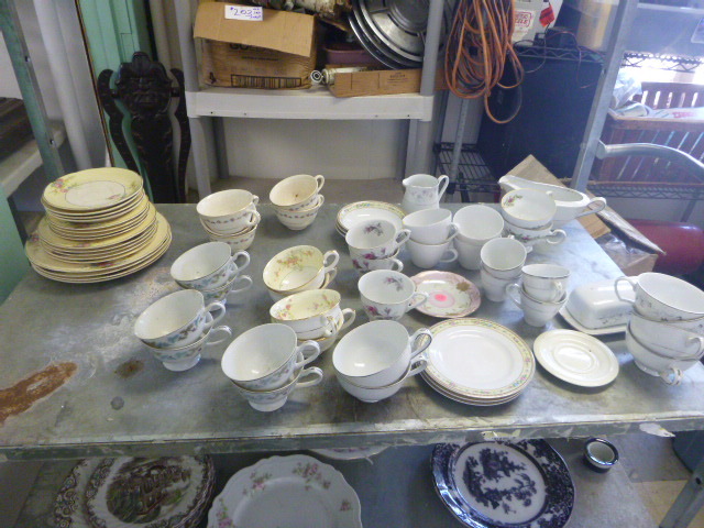 lot 89 image: Miscellaneous Dishware