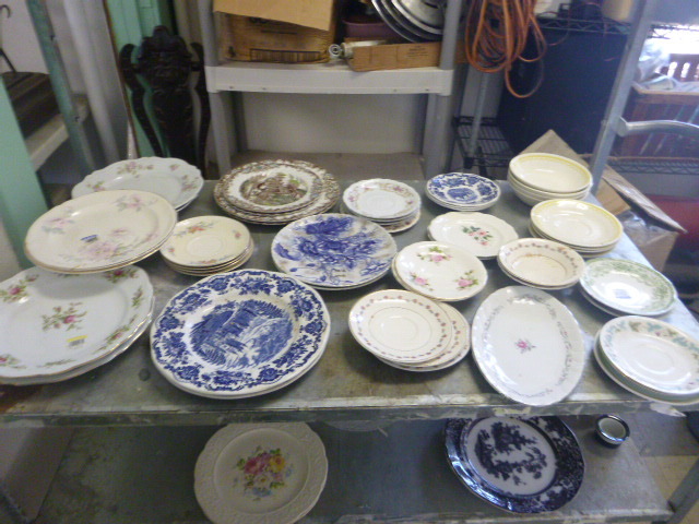 lot 90 image: Miscellaneous Dishware