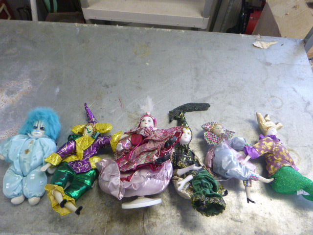 lot 94 image: 6 Small Porcelain Dolls
