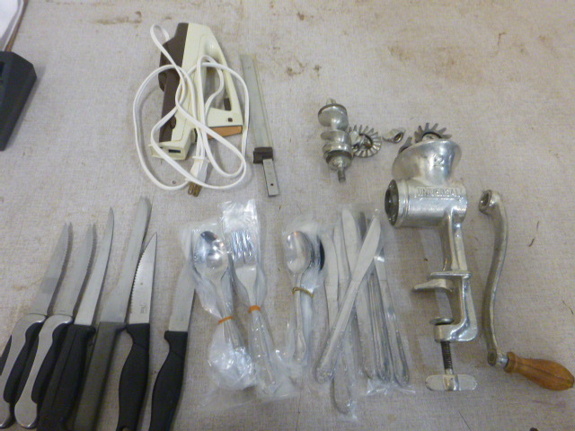 lot 100 image: Miscellaneous Kitchen Items