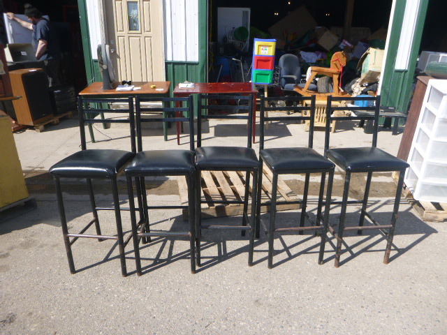 lot 113 image: 5 Tall Bar Stools