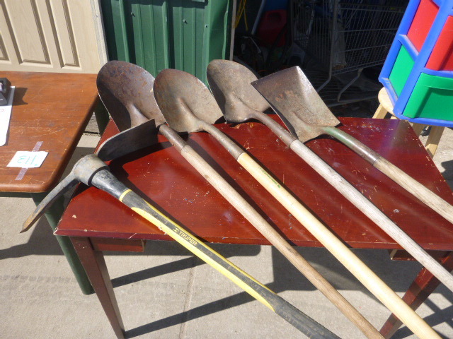 lot 121 image: 4 Shovels