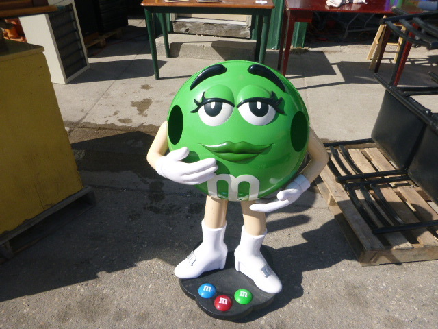 lot 122 image: M & M Display