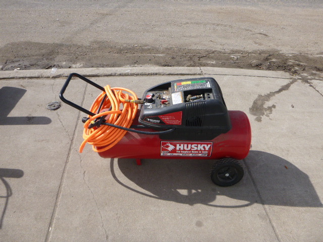 lot 3 image: Husky Air Compressor