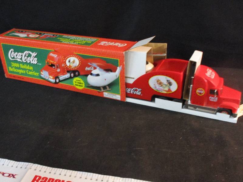 lot 2 image: Coca Cola 2000 Holiday Tractor Trailer