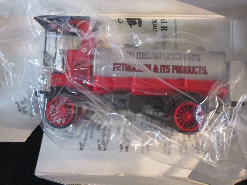 lot 3 image: TEXACO 1910 Tanker Truck by ERTL #12
