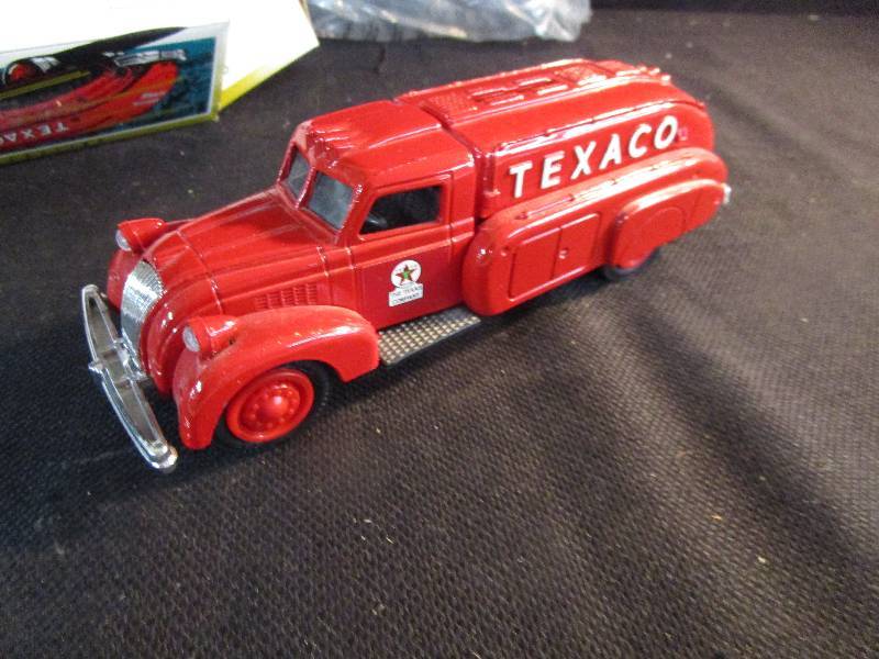 lot 21 image: Texaco #10 1939 Dodge Airflow by ERTL #9500