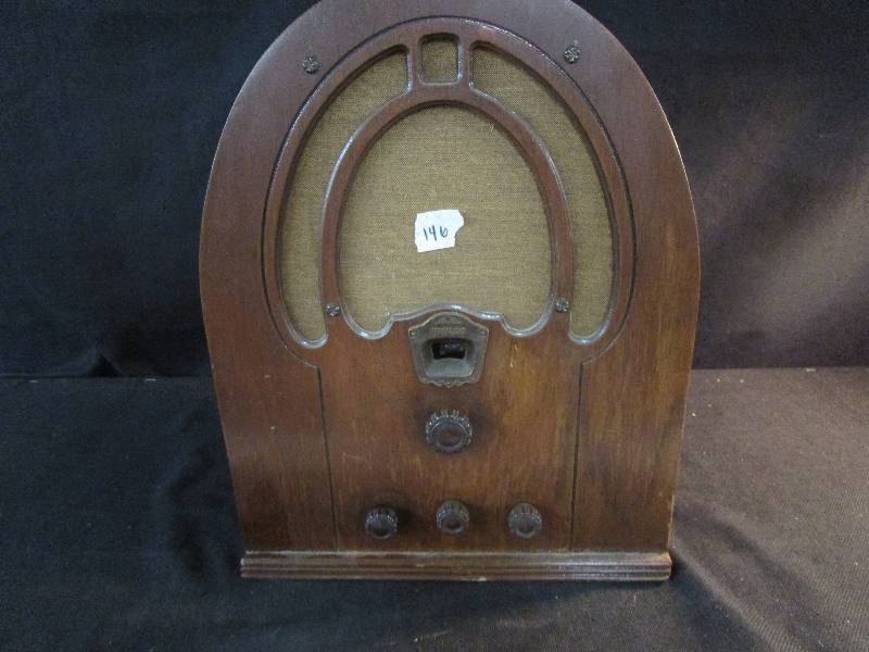 lot 36 image: Vintage Philco Radio Model 60 Not Working