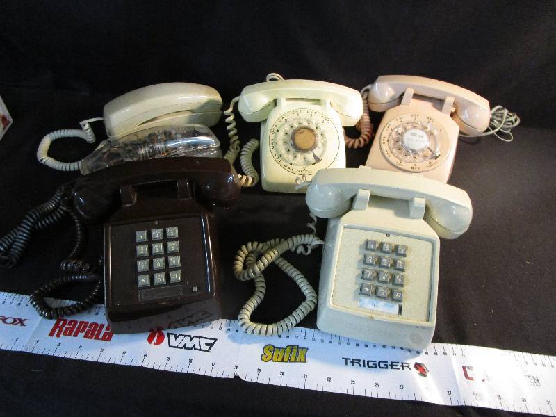 lot 43 image: Six Vintage Telephones