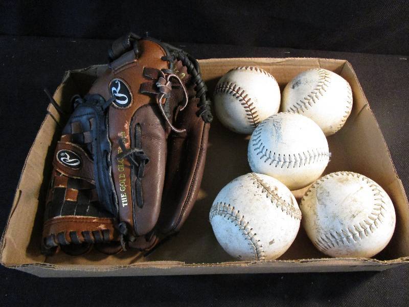 lot 48 image: Mitt and 5 balls