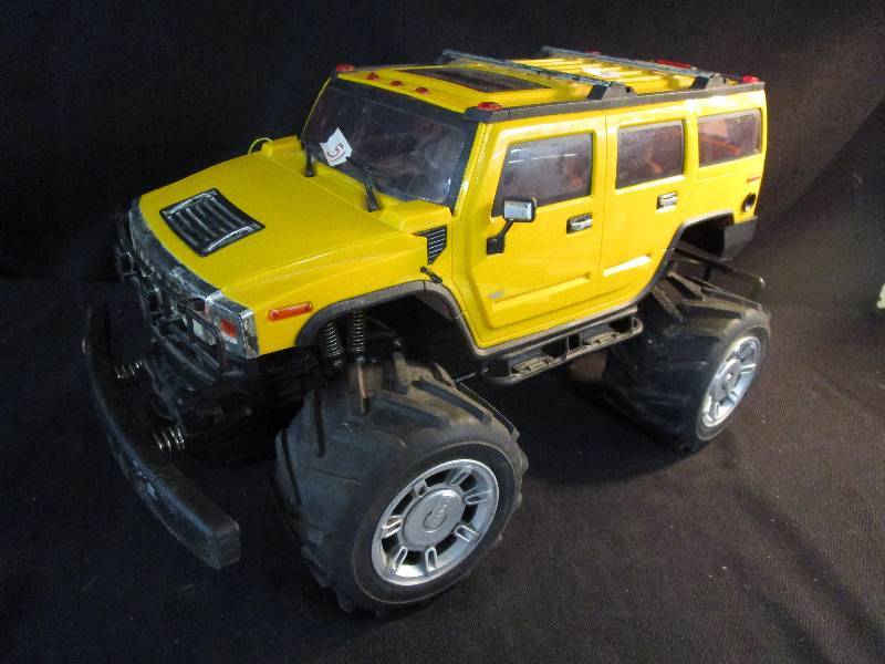 lot 51 image: 2 plastic toys