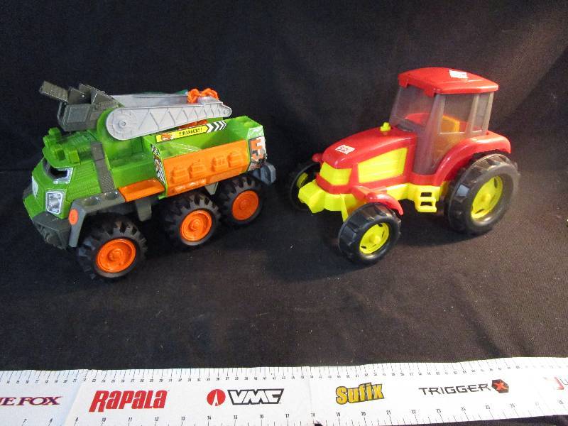lot 52 image: 2 plastic toys