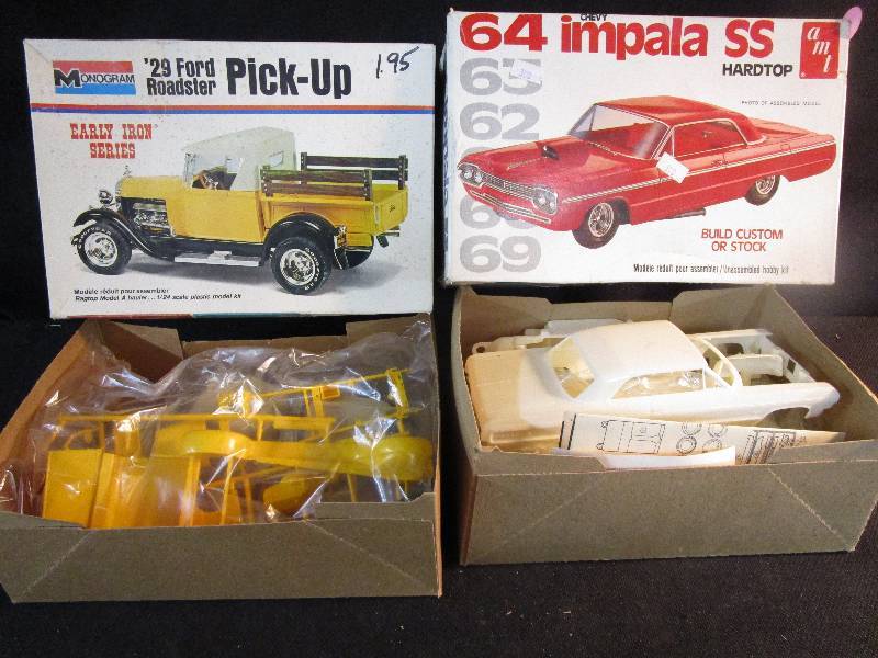 lot 55 image: 2 Plastic Models