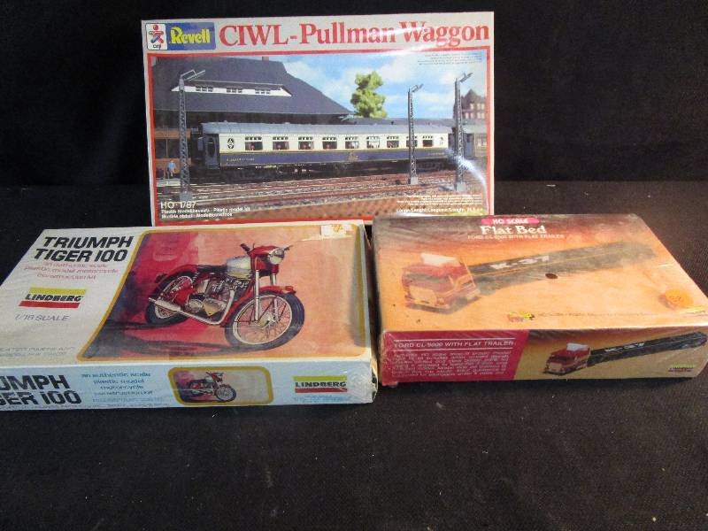 lot 58 image: 3 Plastic Models