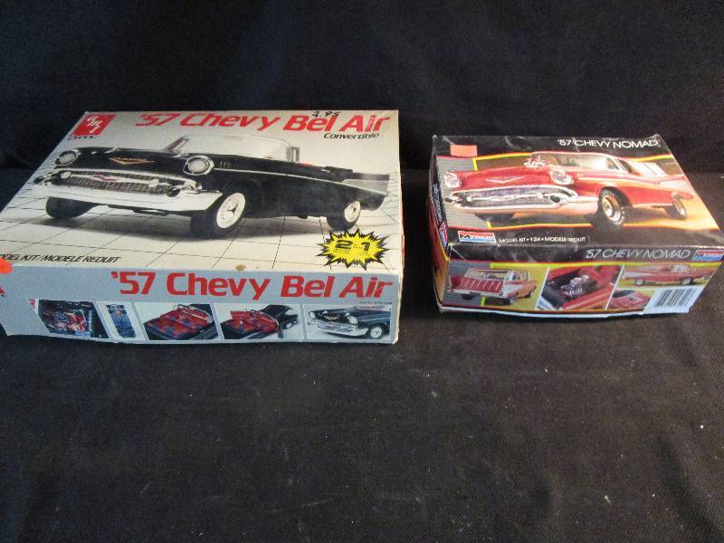 lot 59 image: 2 Plastic Models