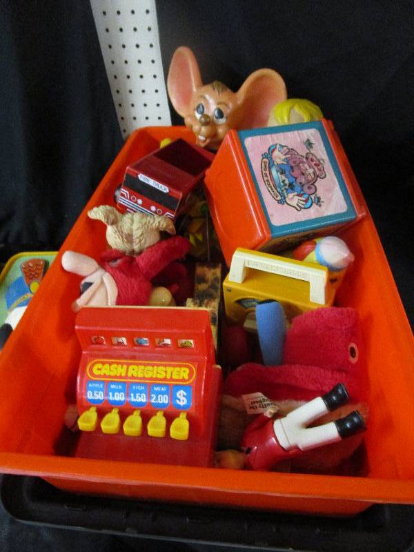 lot 83 image: Plastic tub with misc toys