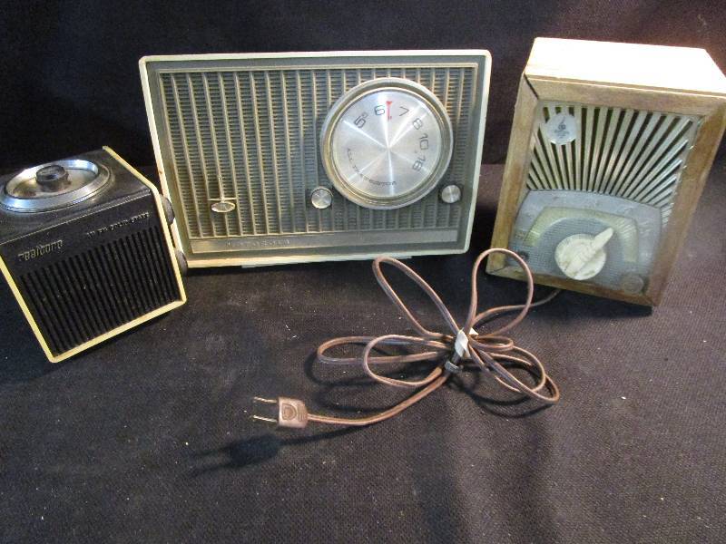 lot 93 image: 3 Radios