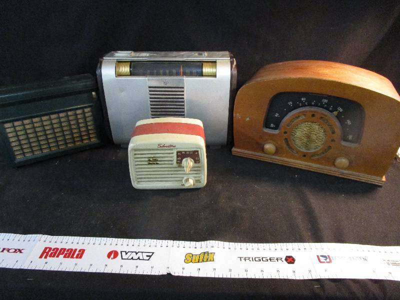 lot 96 image: 4 Radios