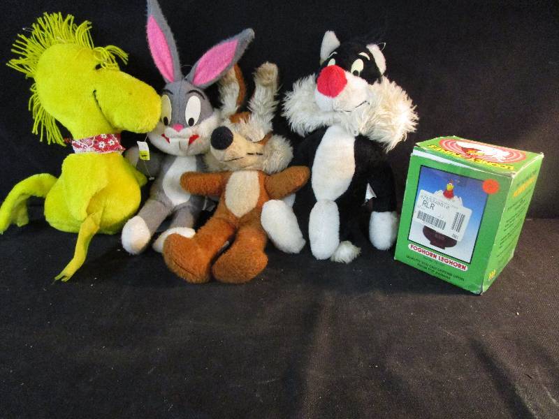 lot 98 image: 1 radio alram clock, 4 plushies