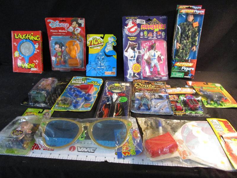 lot 102 image: 14 misc toys