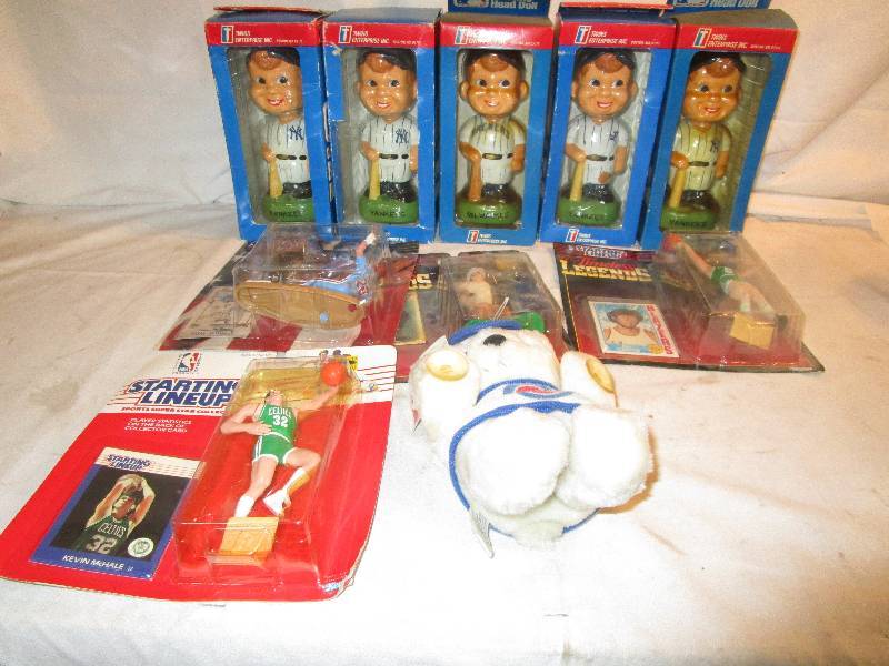 lot 137 image: Collectible Bobbing Head Dolls and Starting Line up collectibles