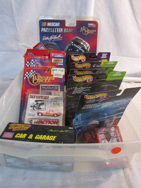 lot 142 image: Nascar Collectibles