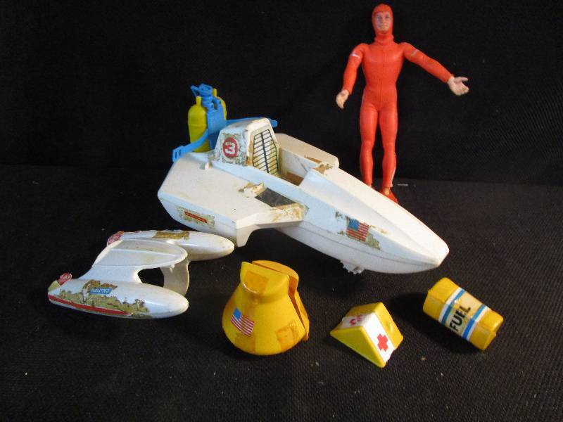 lot 162 image: Sea Devils Search & Rescue set #6367 including Aqua Lander & Comand Center