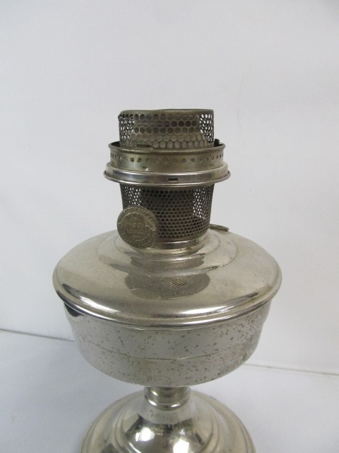 lot 9 image: Antique ALADDIN No. 2 Oil Lamp