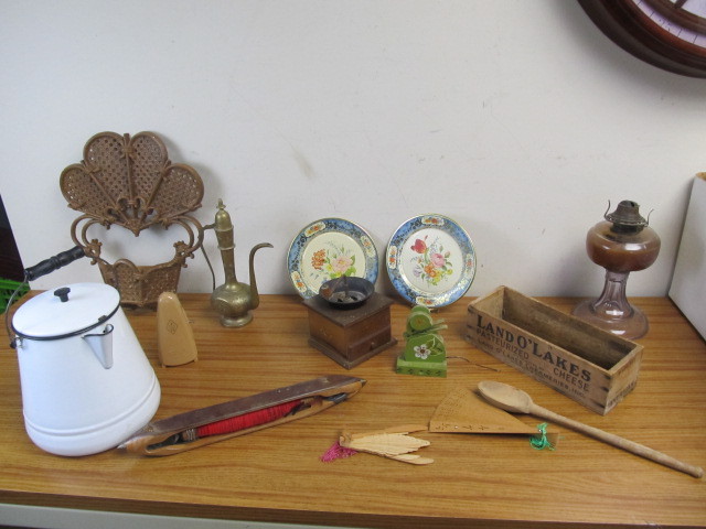 lot 17 image: Lot of Vintage Antique & Primitive Items