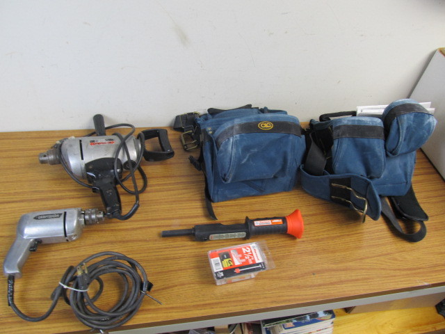 lot 19 image: Lot of Working Power Tools & Tool Belts