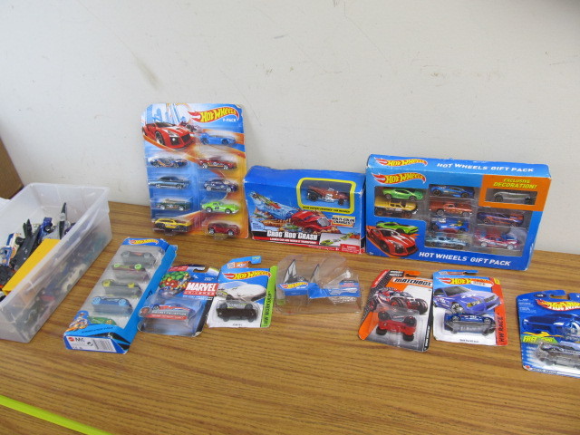 lot 58 image: Lot of NEW etc Hot Wheels & Matchbox