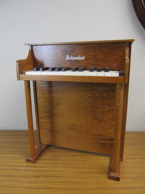 lot 64 image: Vintage SCHOENHUT Toy Piano