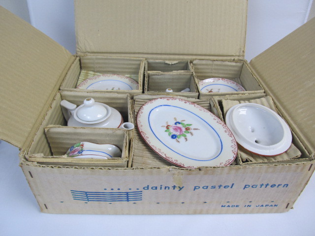 lot 70 image: MINT IN BOX Vintage Doll Dish Set