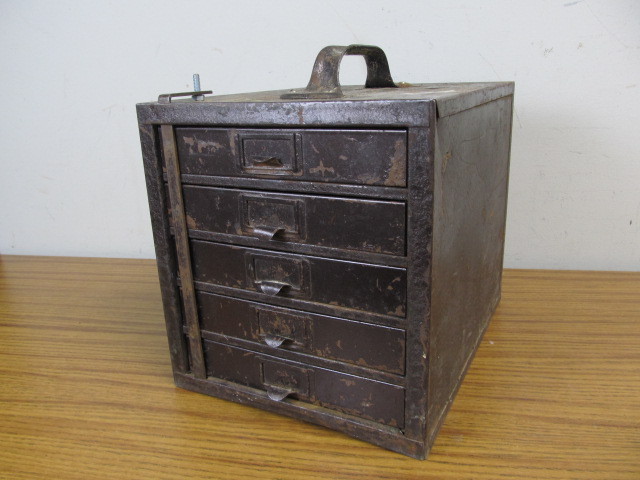 lot 87 image: Vintage Industrial 5-Drawer Metal Cabinet