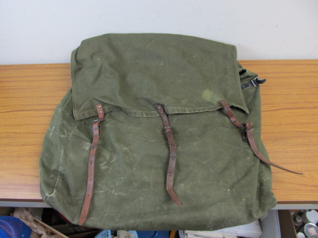 lot 93 image: LARGE Vintage CanvasLeather  No. 4 DULUTH PACK 