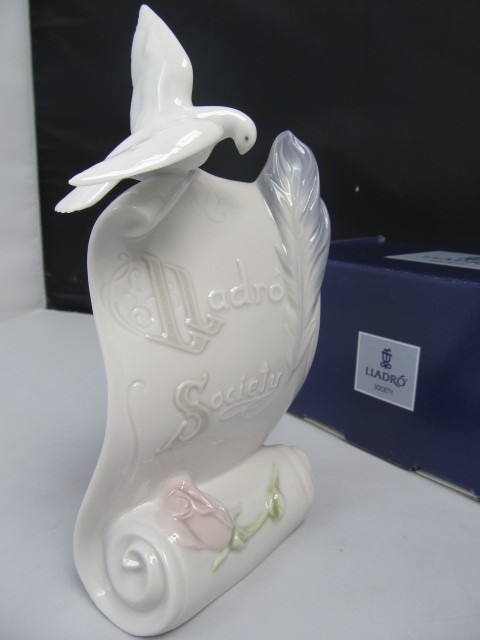 lot 127 image: LLADRO SOCIETY Art Brings Us Together Display Plaque MIB