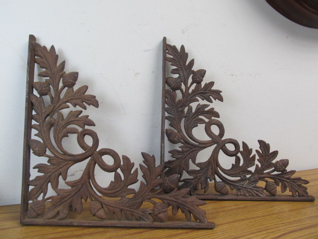 lot 122 image: Vintage Cast Iron Corner Brackets