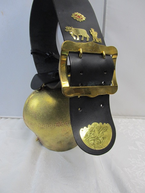 lot 146 image: LARGE Brass Decorative Cow Bell