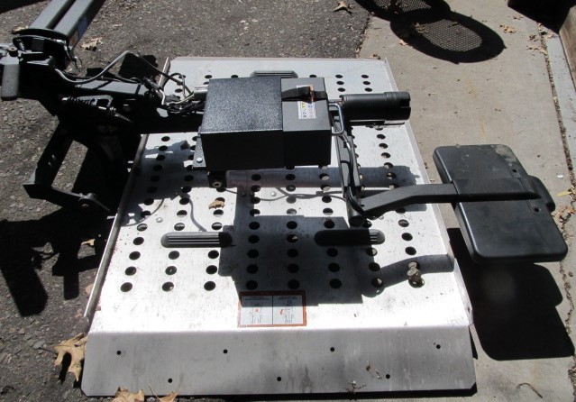 lot 155 image: Working PRIDE Mobility Scooter Lift