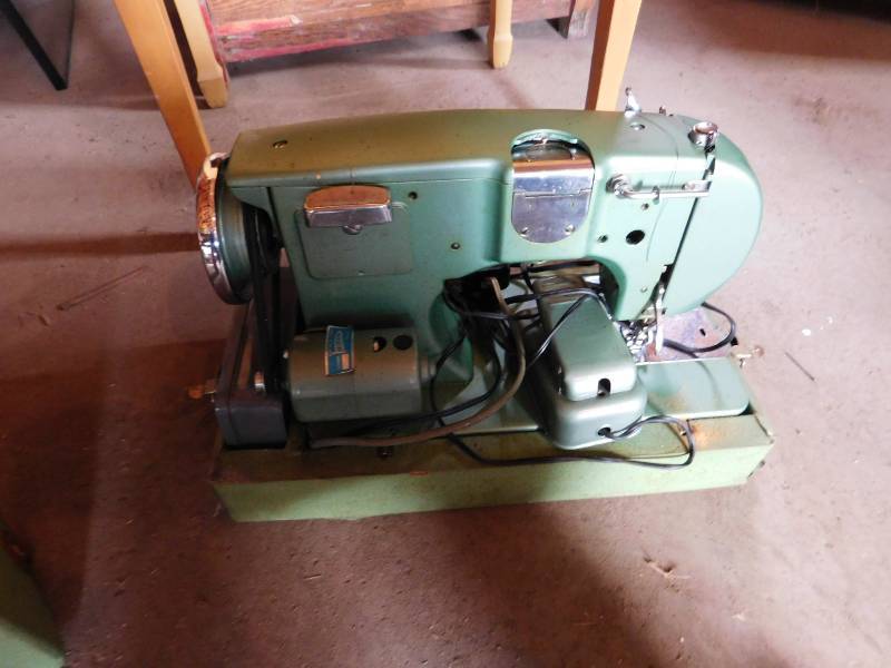 lot 23 image: Stradivaro Sewing Machine