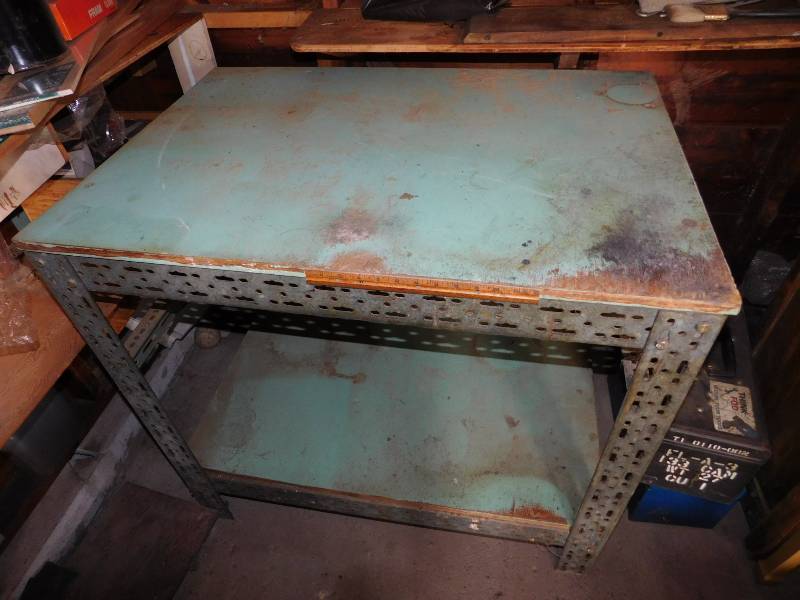 lot 28 image: Work Bench Table - 40(w) x 37(h) x 28(d)