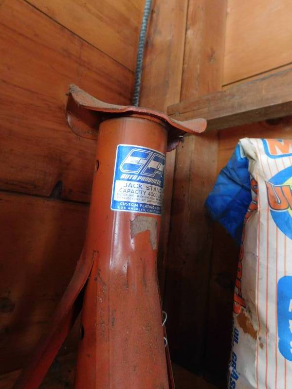 lot 32 image: Car Jacks & OilGrease Absorbent