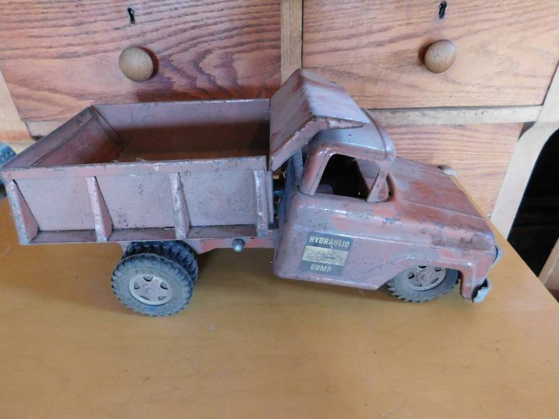 lot 42 image: Metal Dump Truck