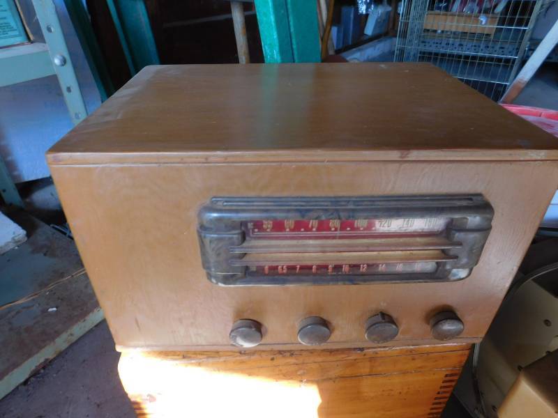 lot 50 image: Antique Radio