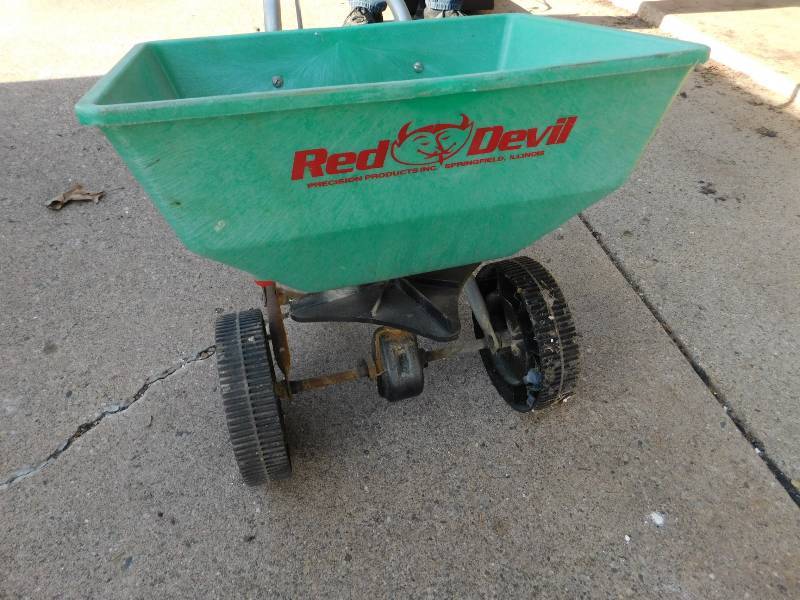 lot 63 image: Fertilizer  Spreader