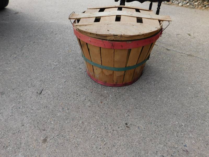 lot 68 image: Apple Basket with Cover