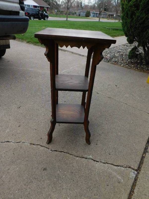 lot 71 image: Plant Stand - 15 x 30